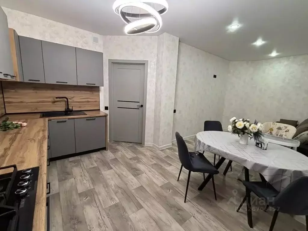 4-к кв. Омская область, Омск просп. Комарова, 19 (88.0 м) - Фото 1