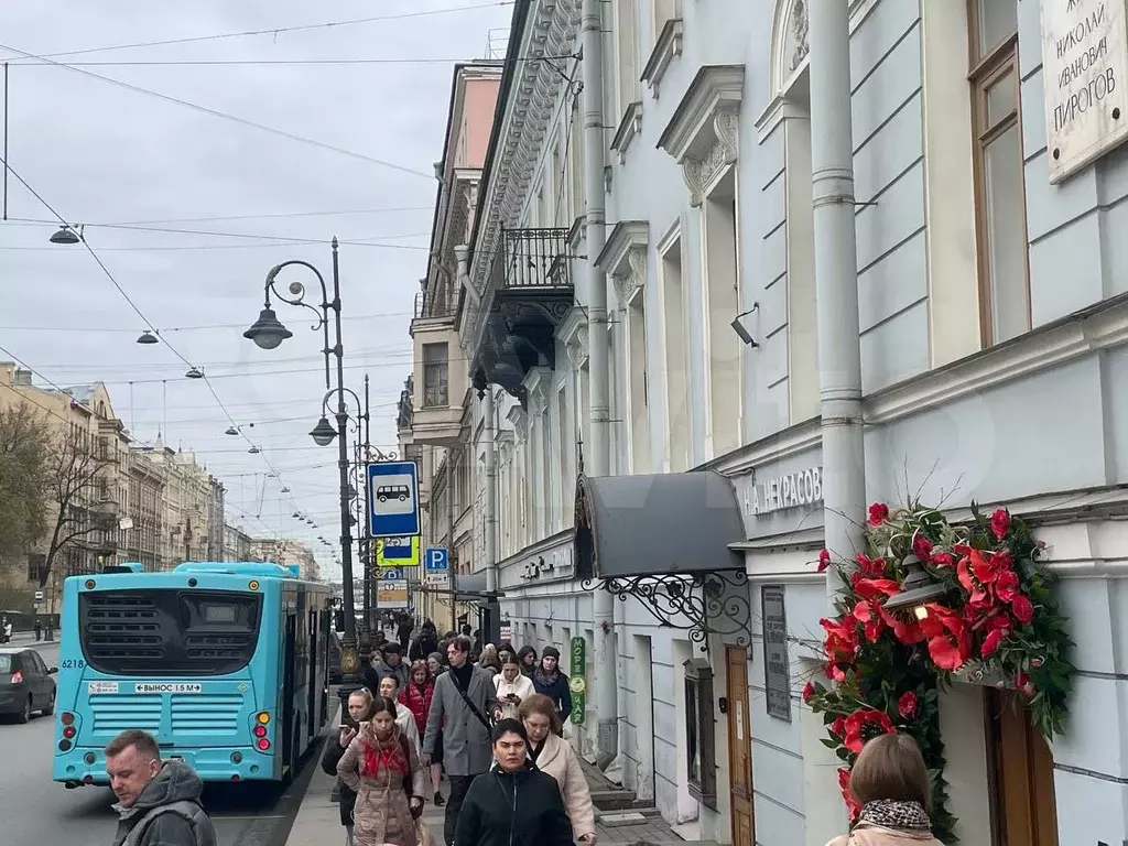 На Активном Пешеходном Трафике У Остановки 8м2 - Фото 1