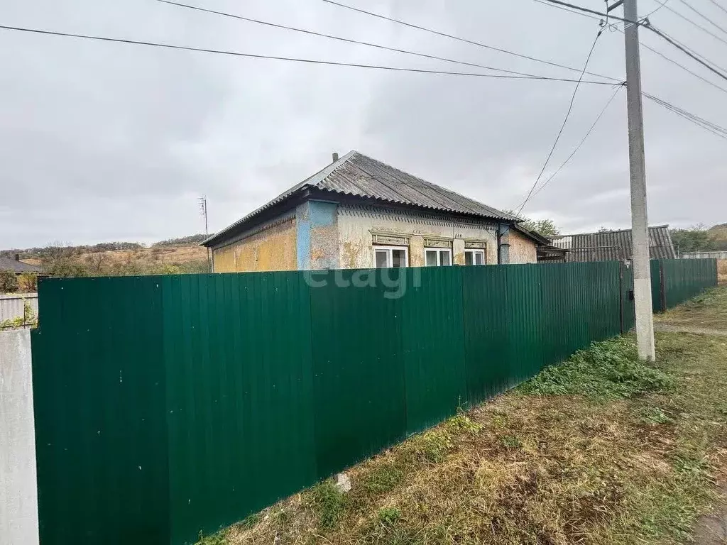 Дом в Белгородская область, Валуйский городской округ, с. Сухарево ул. ... - Фото 1