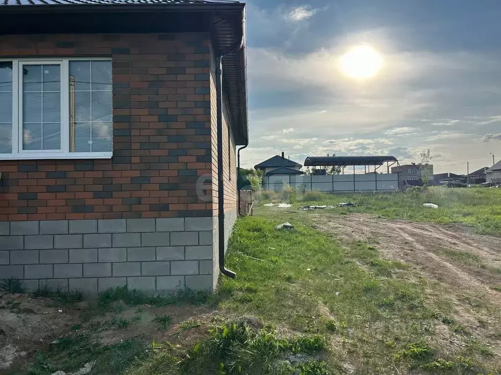 Дом в Белгородская область, Корочанский район, Мелиховское с/пос, с. ... - Фото 1