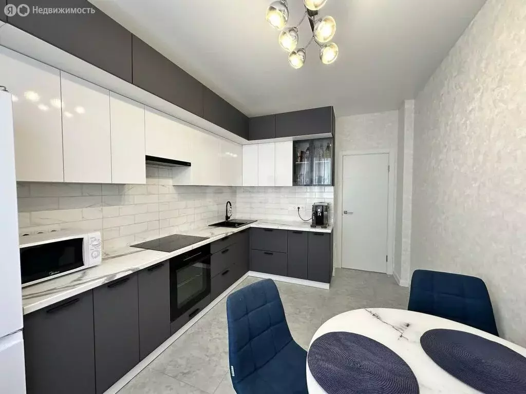 2-комнатная квартира: село Мирное, улица Крымской Весны, 4к3 (59 м) - Фото 1