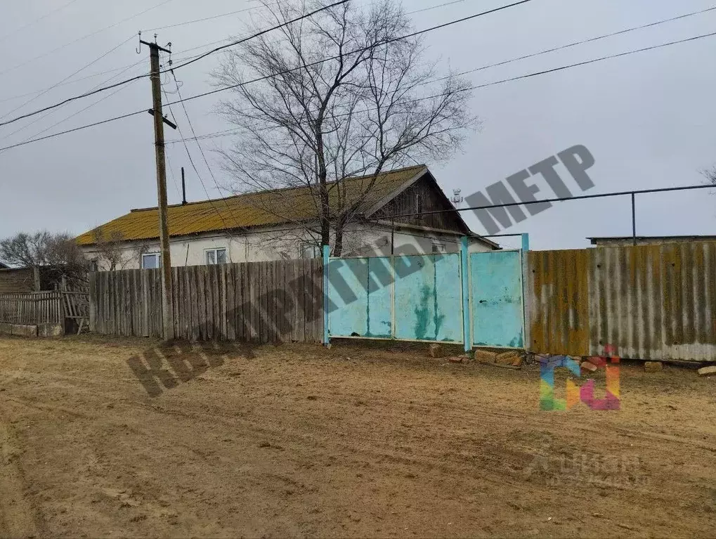 Дом в Калмыкия, Юстинский район, Барунское с/мо, пос. Барун ул. ... - Фото 1