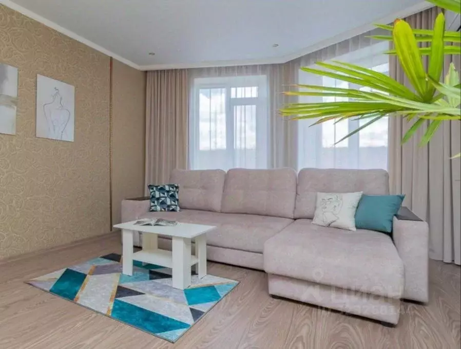 2-к кв. Омская область, Омск просп. Комарова, 17к2 (68.0 м) - Фото 0