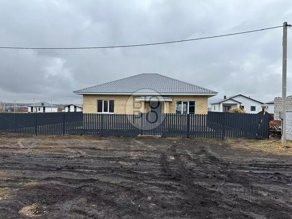 Дом в Башкортостан, Стерлитамакский район, Казадаевский сельсовет, с. ... - Фото 1