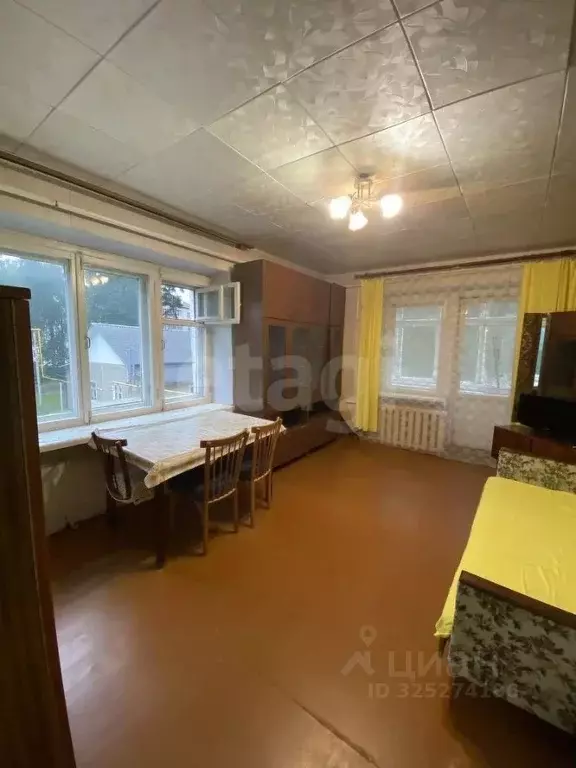 2-к кв. Свердловская область, Верхнее Дуброво пгт ул. Комарова, 12 ... - Фото 1