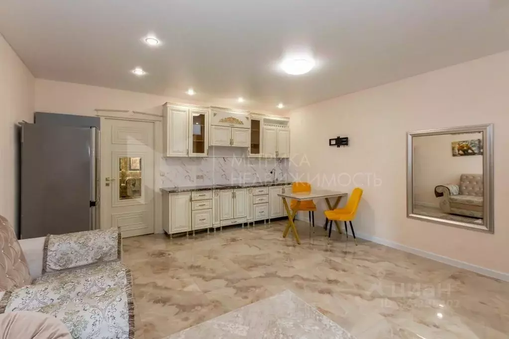 2-к кв. Тюменская область, Тюмень ул. Усиевича, 16 (82.0 м) - Фото 0