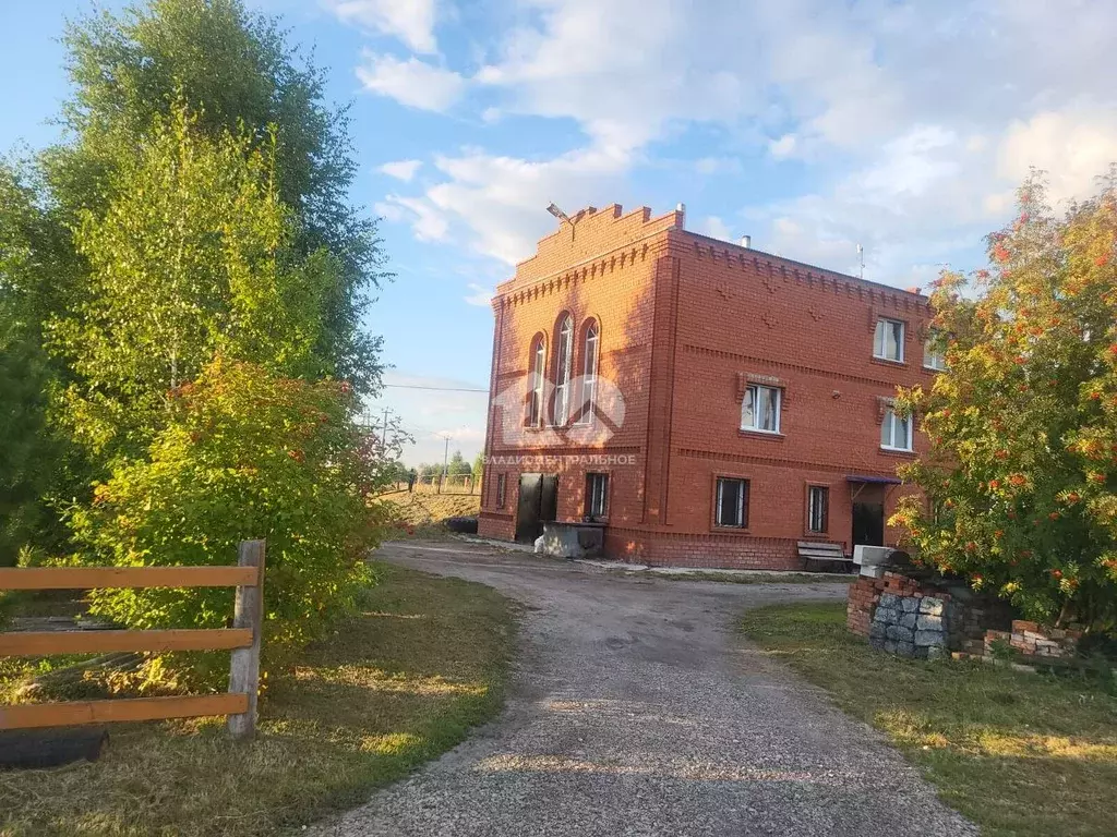 Дом в Кемеровская область, Яшкино пгт ул. Дружбы Народов, 2А (234 м) - Фото 1