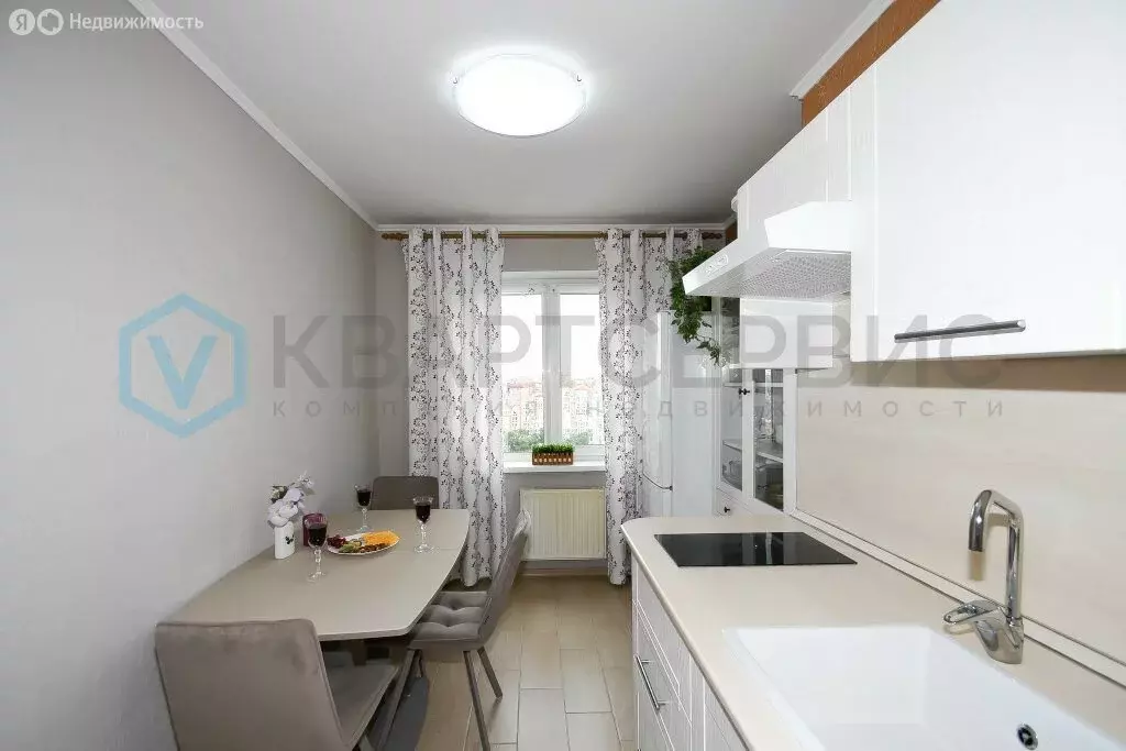 3-комнатная квартира: Омск, набережная Тухачевского, 20 (64.7 м) - Фото 1