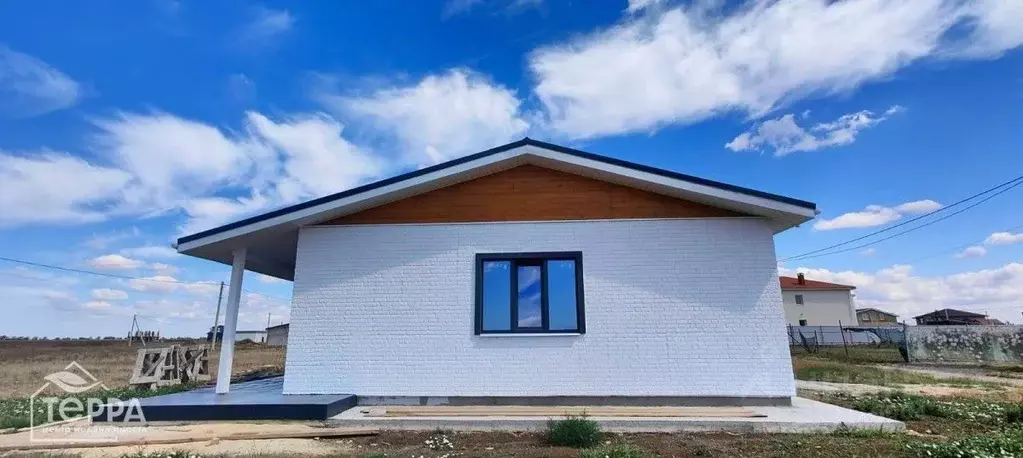 Дом в Крым, Сакский район, с. Уютное ул. Садовая (100 м) - Фото 1