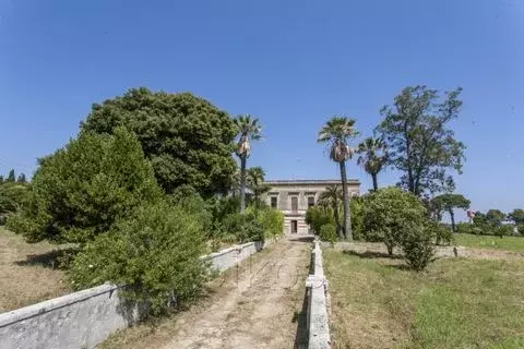 Amazing historic villa for sale in Lecce, 2 storey with private garden - Фото 1