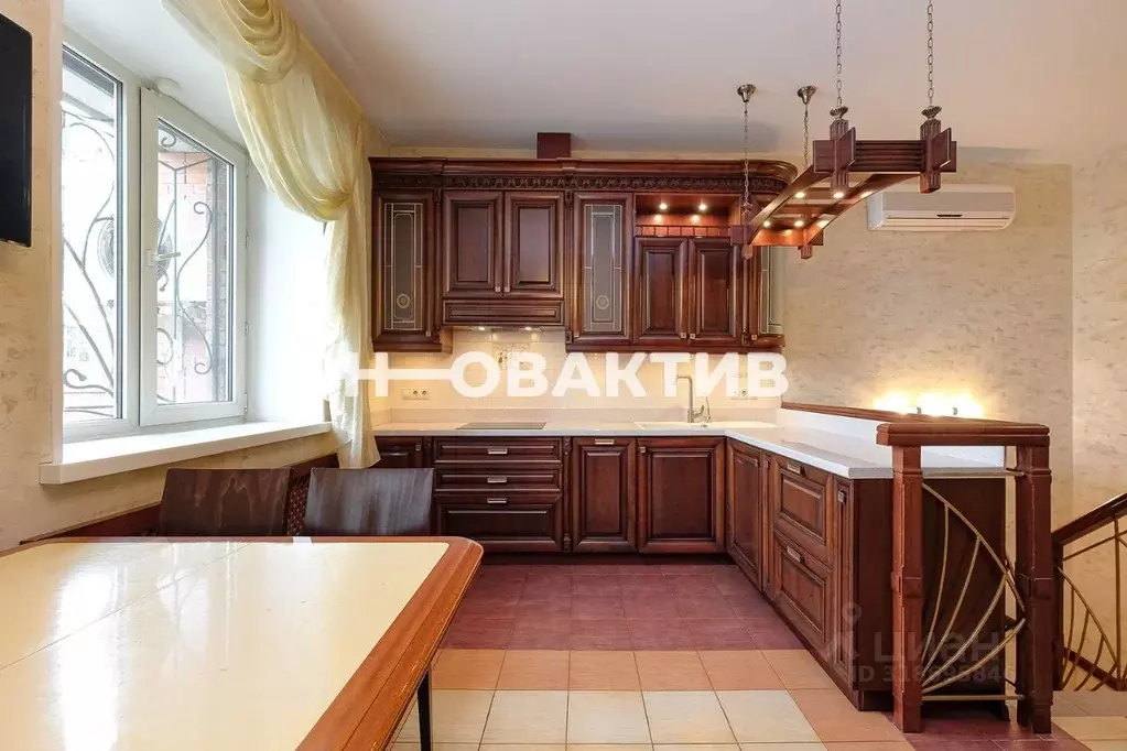 3-к кв. Новосибирская область, Новосибирск Красный просп., 153А (221.8 ... - Фото 0