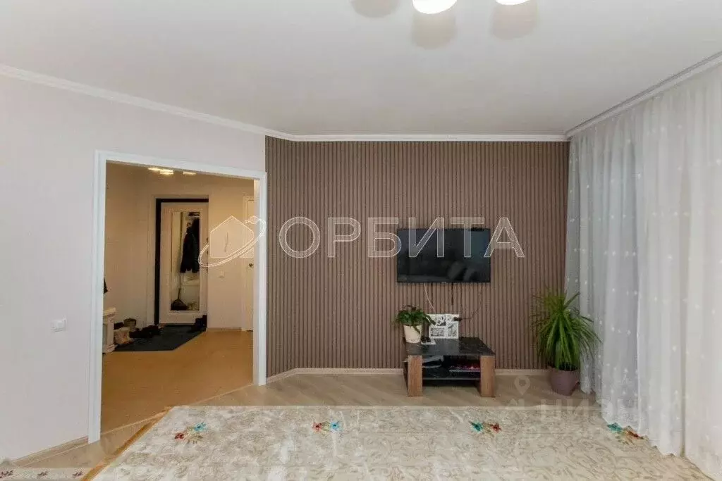 2-к кв. Тюменская область, Тюмень ул. Избышева, 8 (65.2 м) - Фото 1