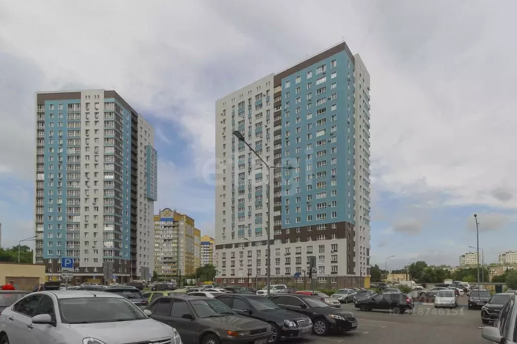 3-к кв. Омская область, Омск Взлетная ул., 9А (86.8 м) - Фото 0