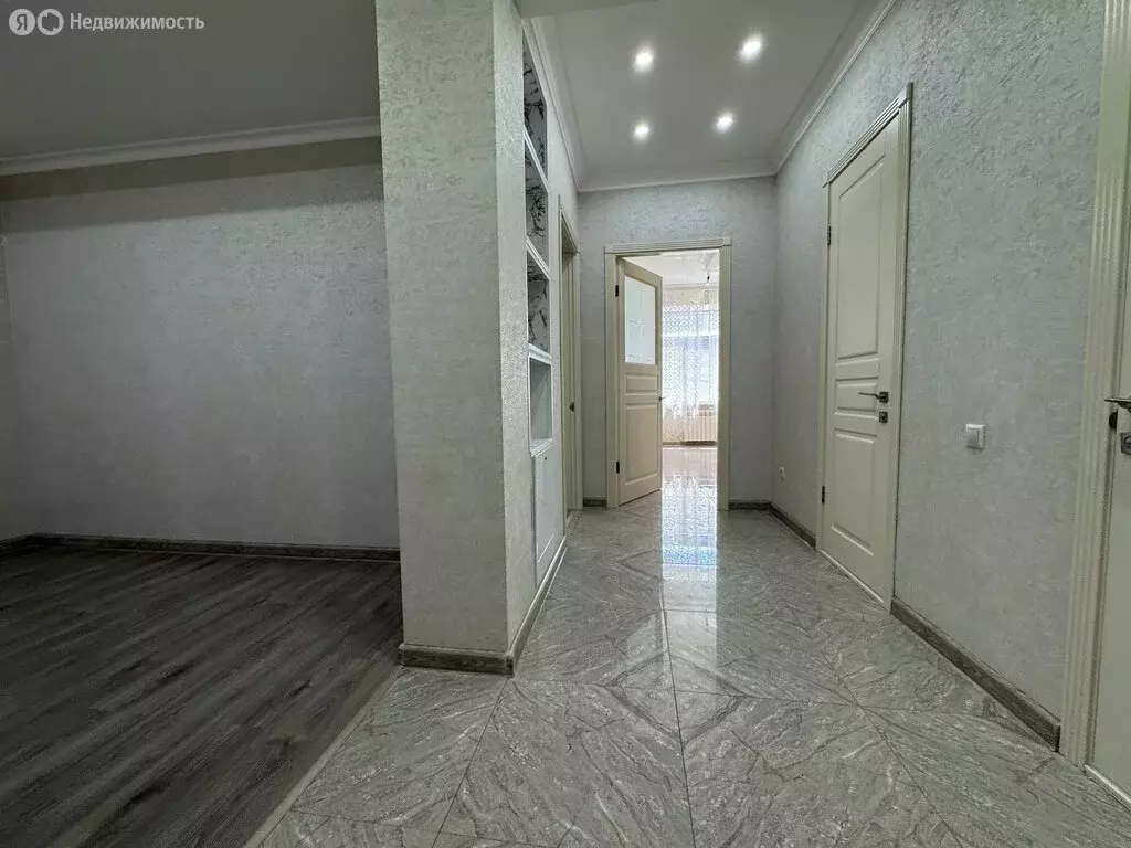 2-комнатная квартира: Каспийск, проспект Акулиничева, 1 (92.7 м) - Фото 1