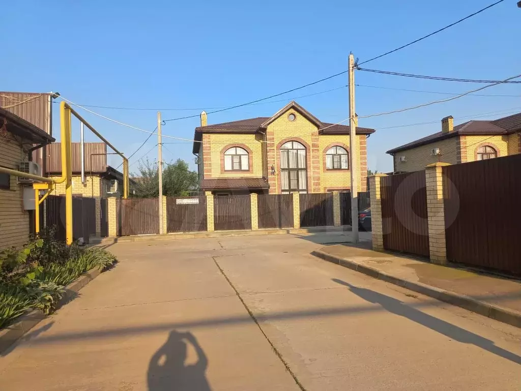 Посёлок Знаменский в Краснодаре. Пос Знаменский Краснодар фото. ДНТ Знаменский светлая 7/1 фото улицы. Краснодар поселок Знаменский фото трехэтажные дома.