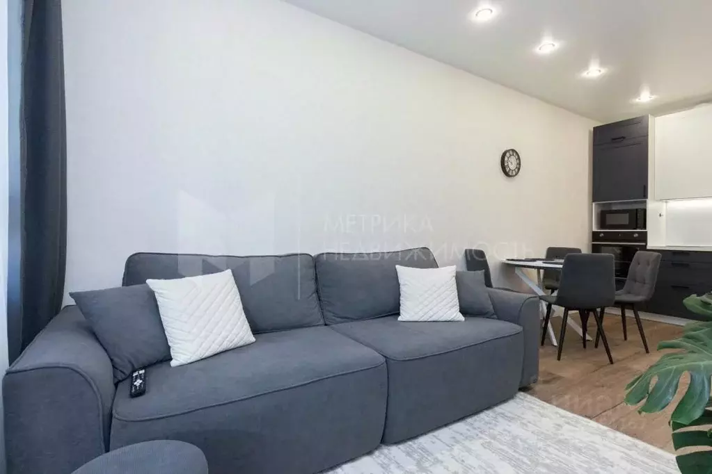 2-к кв. Тюменская область, Тюмень ул. Сергея Свиридова, 5 (60.1 м) - Фото 1