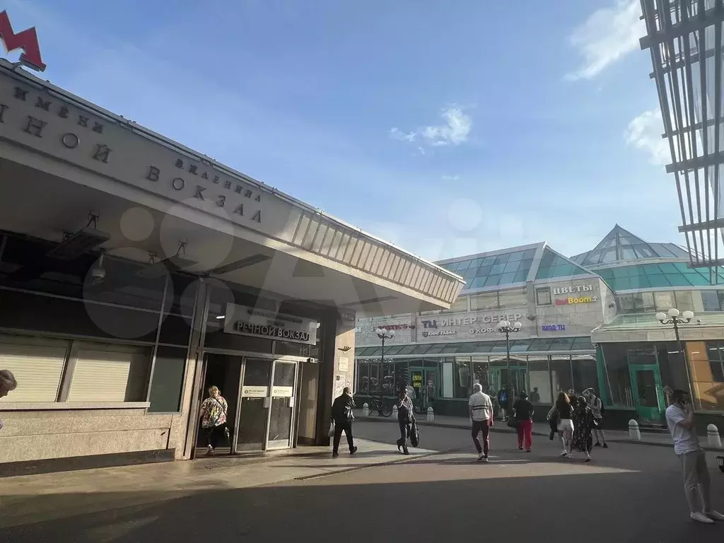 Торговая на трафике у метро - Фото 0