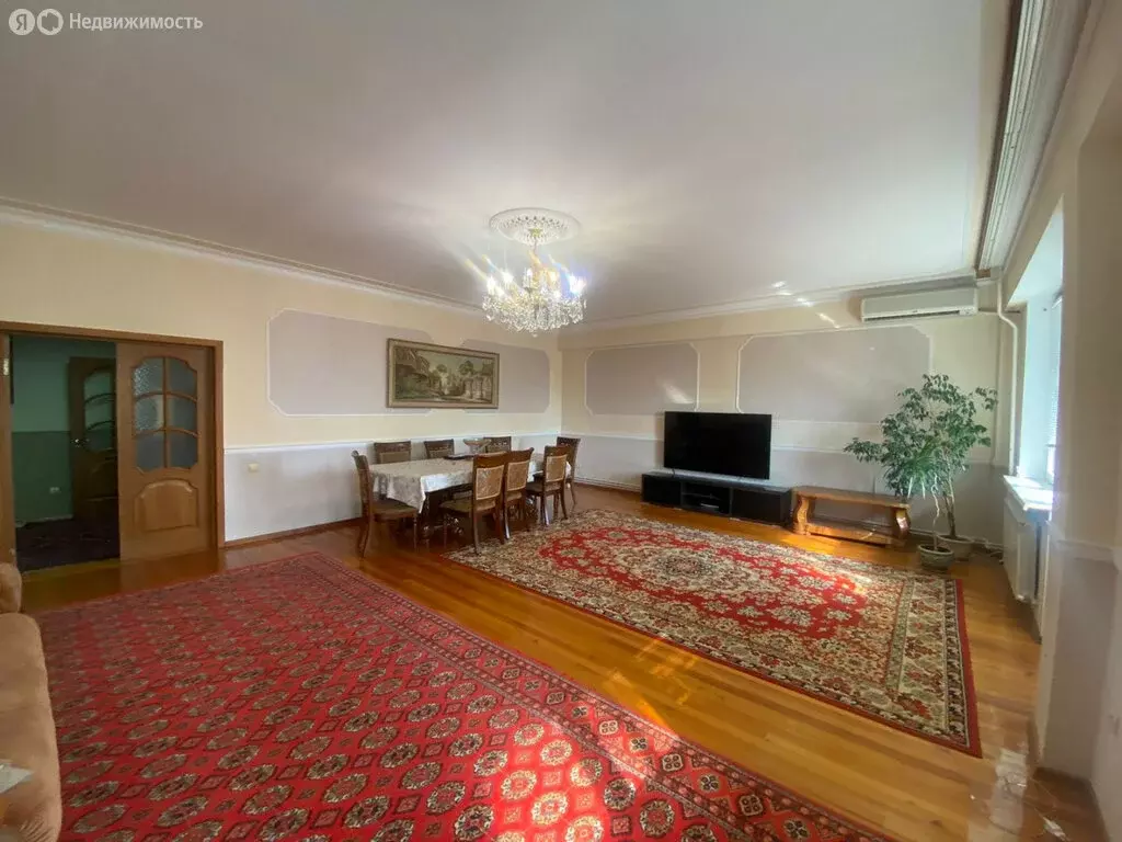 4-комнатная квартира: Махачкала, улица Магомеда Ярагского, 76Б (150 м) - Фото 0