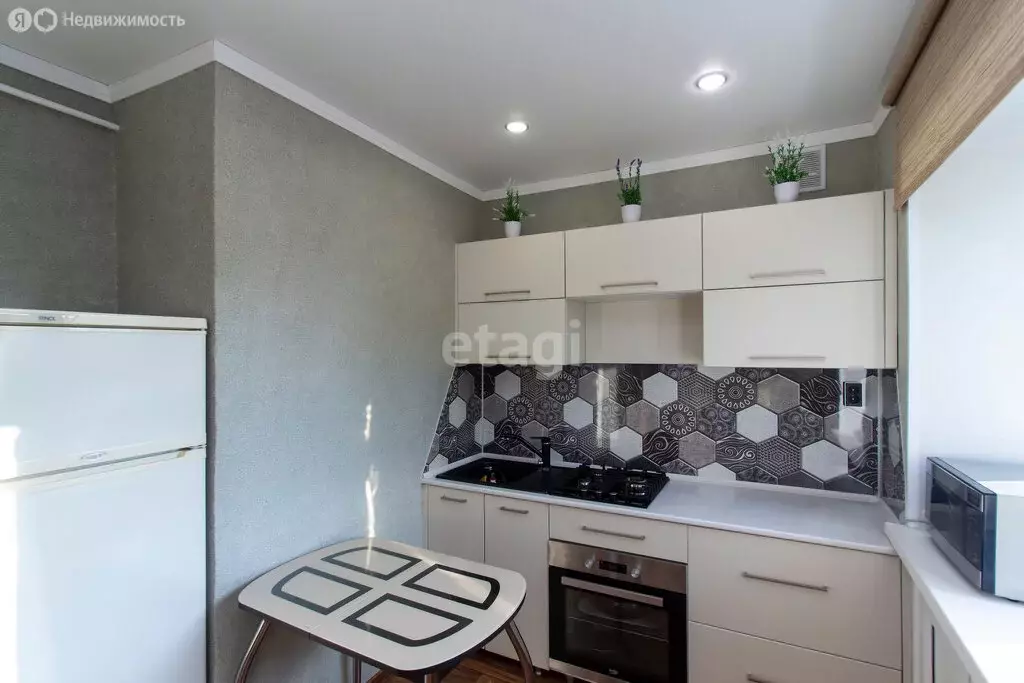 2-комнатная квартира: Тюмень, улица Елизарова, 76 (44.7 м) - Фото 0