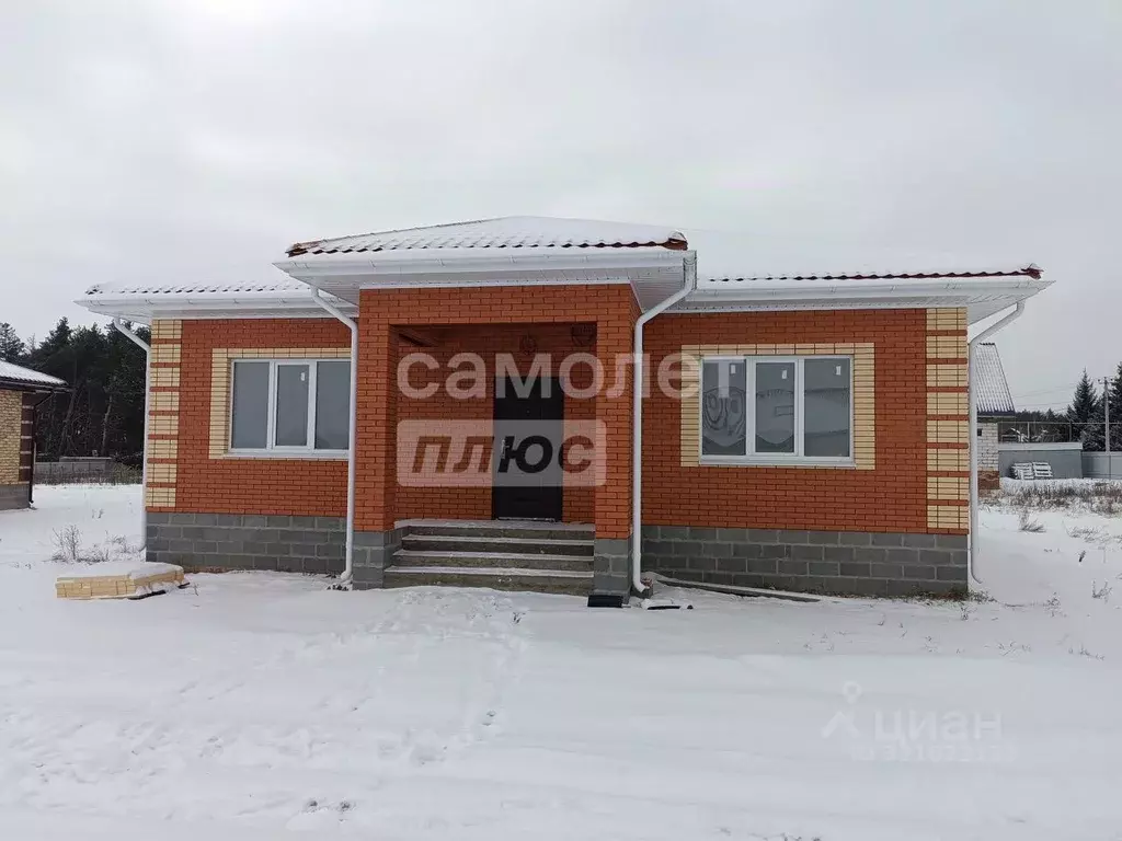 Дом в Курская область, Октябрьский район, Большедолженковский ... - Фото 1