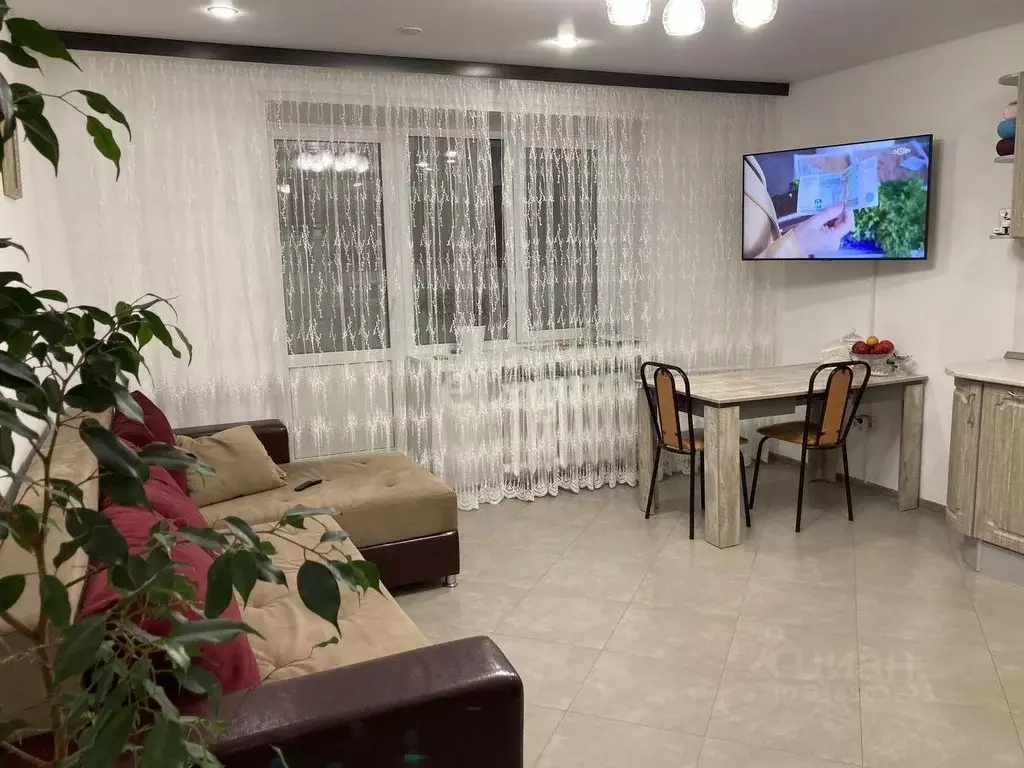2-к кв. Тюменская область, Тюмень ул. Избышева, 6 (71.4 м) - Фото 0