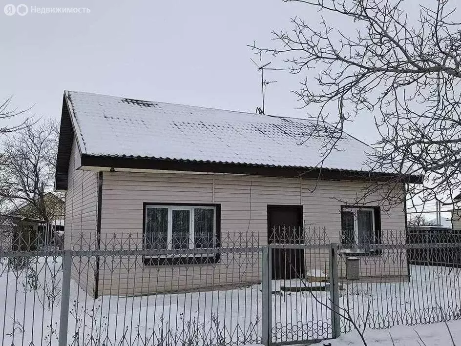 Дом в Волгоградская область, рабочий посёлок Средняя Ахтуба, улица ... - Фото 1