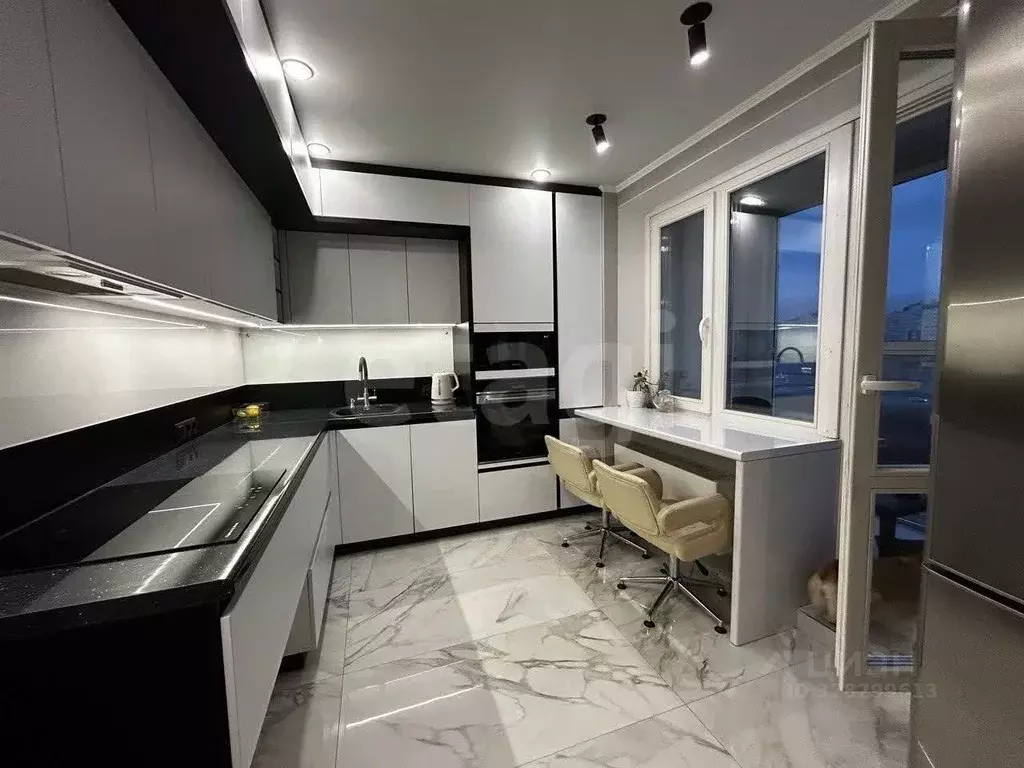 2-к кв. Тюменская область, Тюмень ул. Федюнинского, 60 (56.0 м) - Фото 1