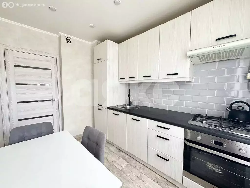 3-комнатная квартира: Нижнекамск, проспект Шинников, 61 (65.9 м) - Фото 1