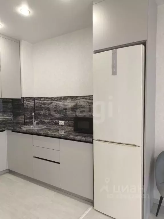 Студия Тюменская область, Тюмень ул. Тимофея Чаркова, 79к1 (33.0 м) - Фото 1