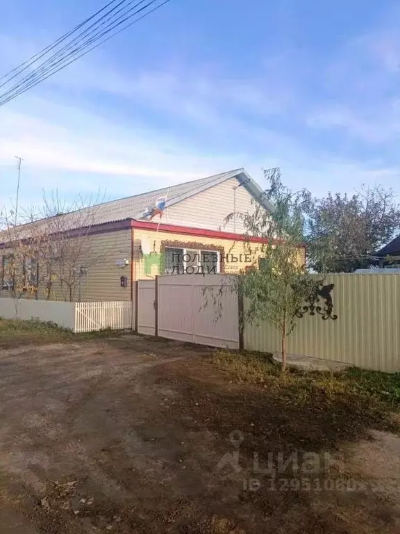 Дом в Саратовская область, Ровное рп ул. Свердлова, 23к2 (100 м) - Фото 1