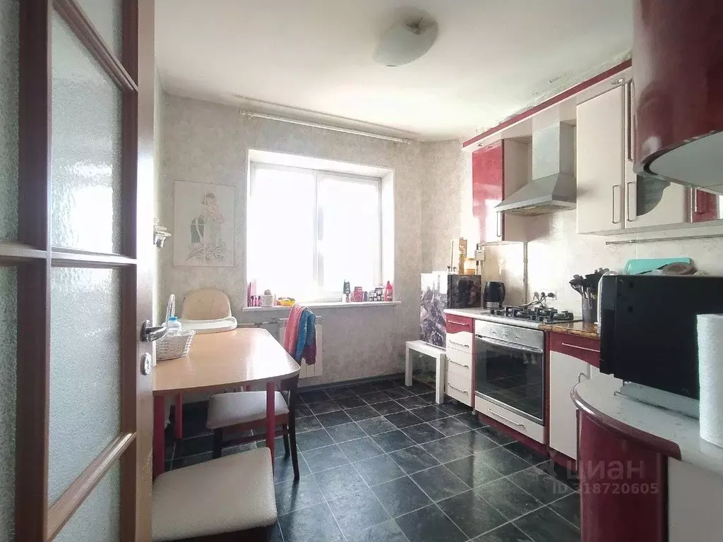 3-к кв. Омская область, Омск просп. Комарова, 23 (60.0 м) - Фото 1