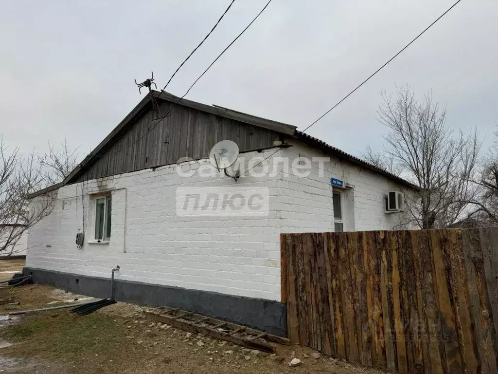 Дом в Калмыкия, Яшкульский район, Молодежненское с/мо, пос. Молодежный ... - Фото 1