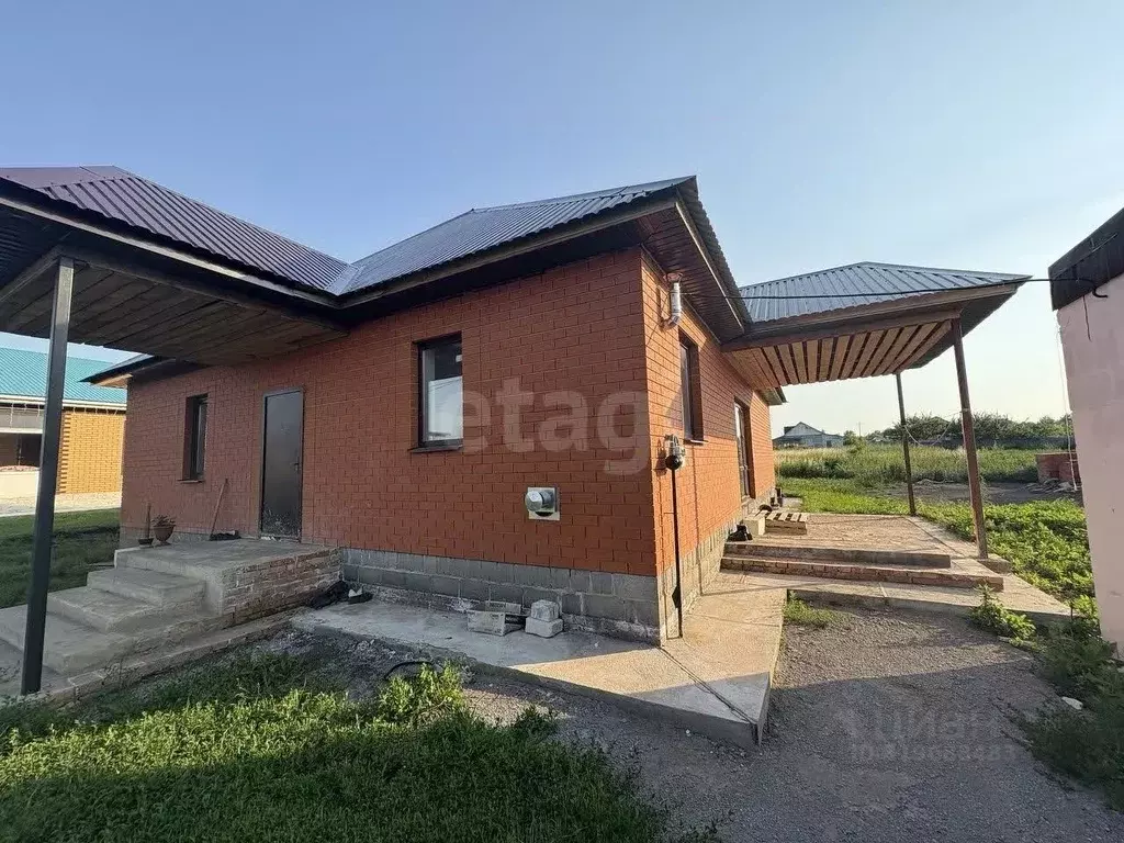 Дом в Белгородская область, Корочанский район, Погореловское с/пос, с. ... - Фото 1