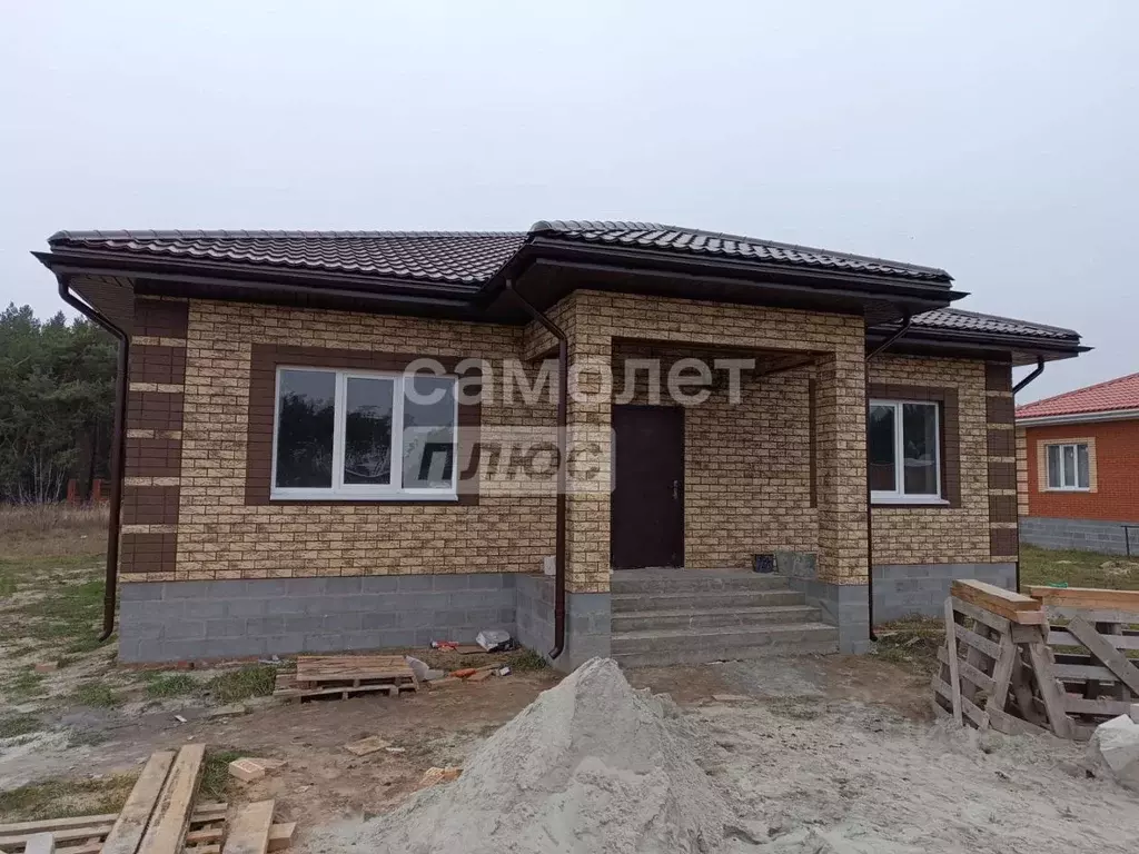 Дом в Курская область, Октябрьский район, Черницынский сельсовет, с. ... - Фото 1