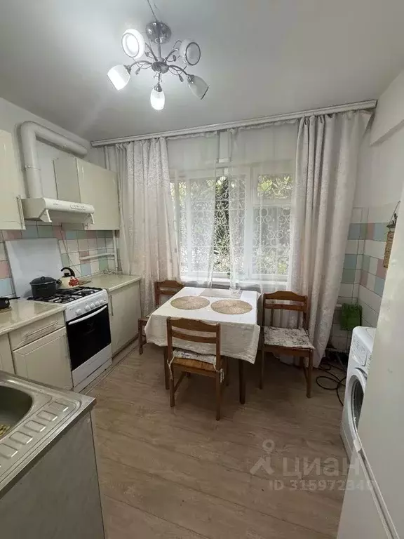 2-к кв. Краснодарский край, Сочи Центральный мкр, ул. Роз, 50 (48.0 м) - Фото 0