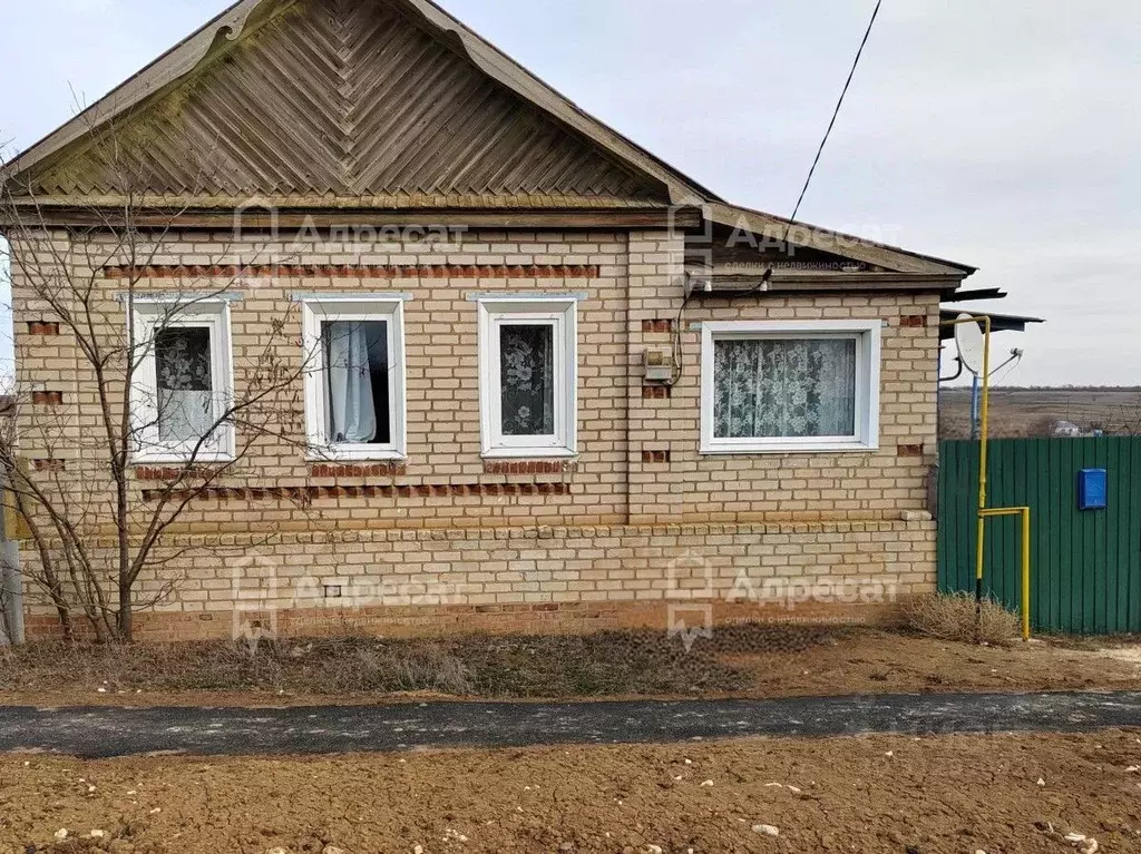 Дом в Волгоградская область, Дубовский район, Лозновское с/пос, с. ... - Фото 1