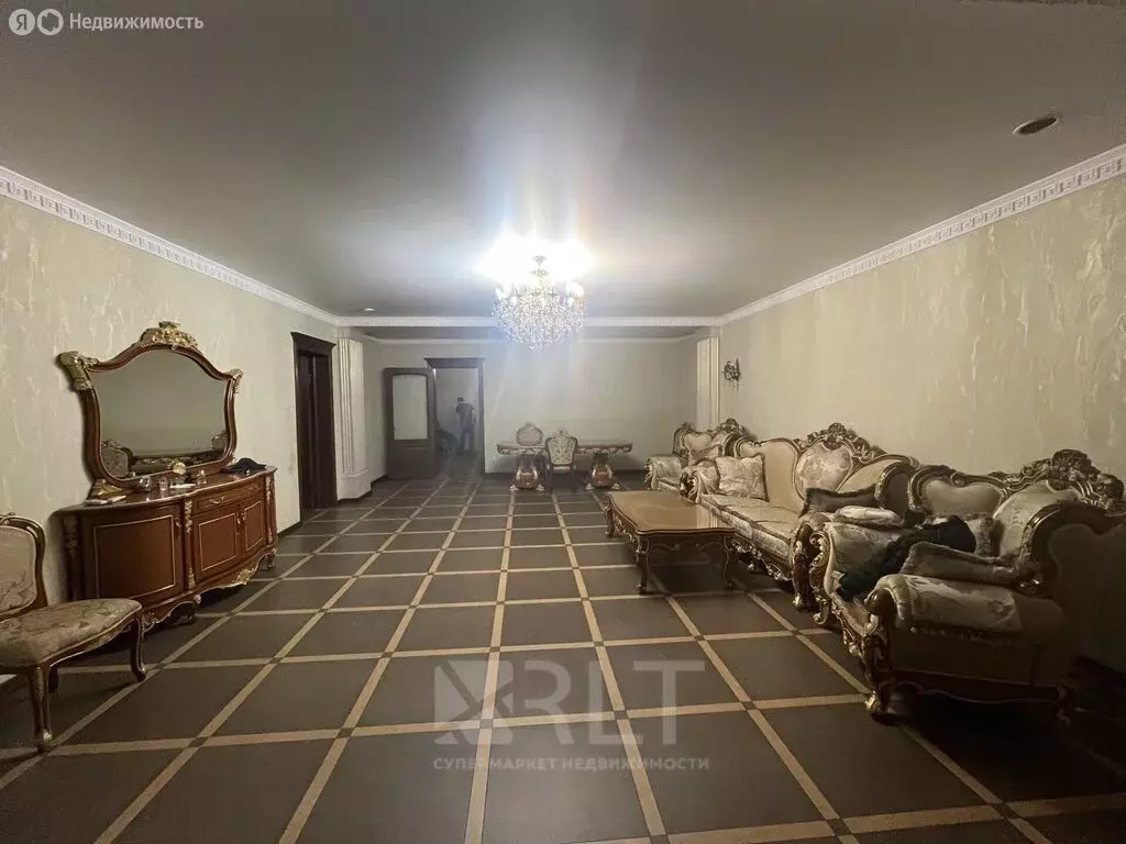 3-комнатная квартира: Махачкала, улица Генерала Омарова, 39 (220 м) - Фото 1