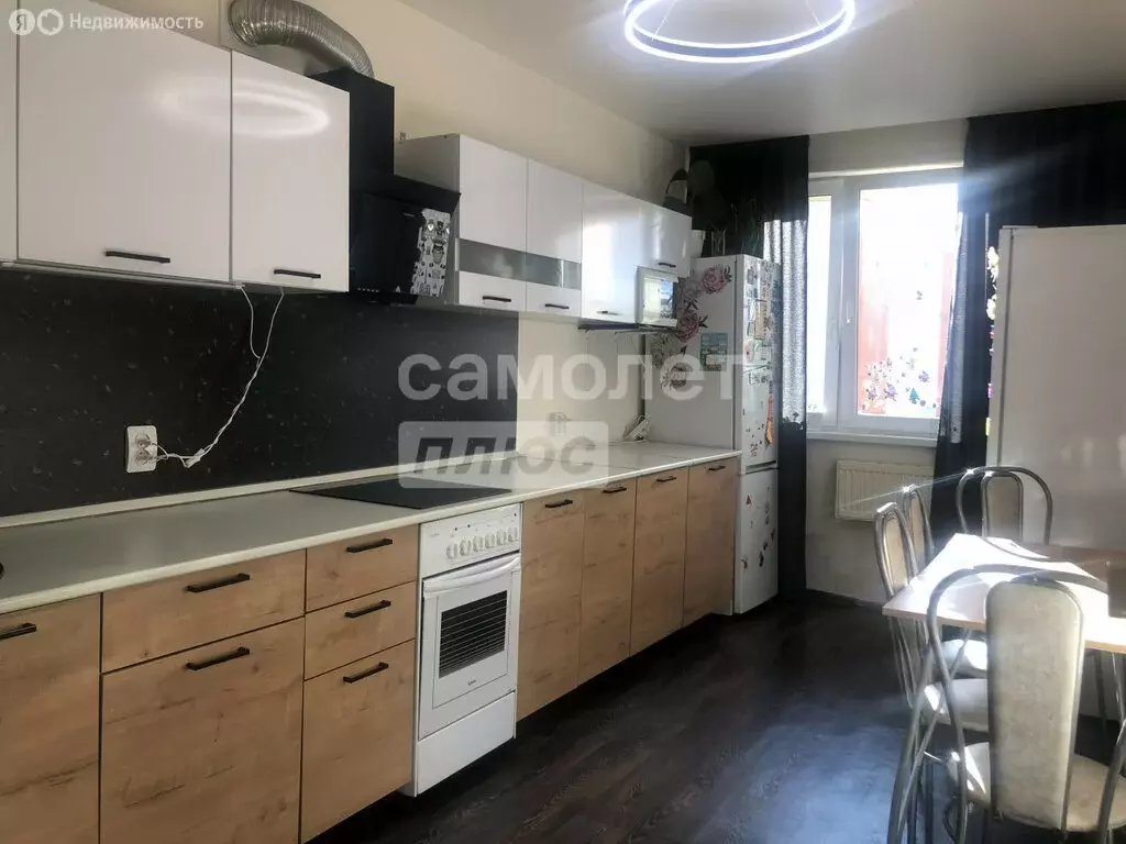 3-комнатная квартира: Киров, микрорайон Лянгасово, Октябрьская улица, ... - Фото 1