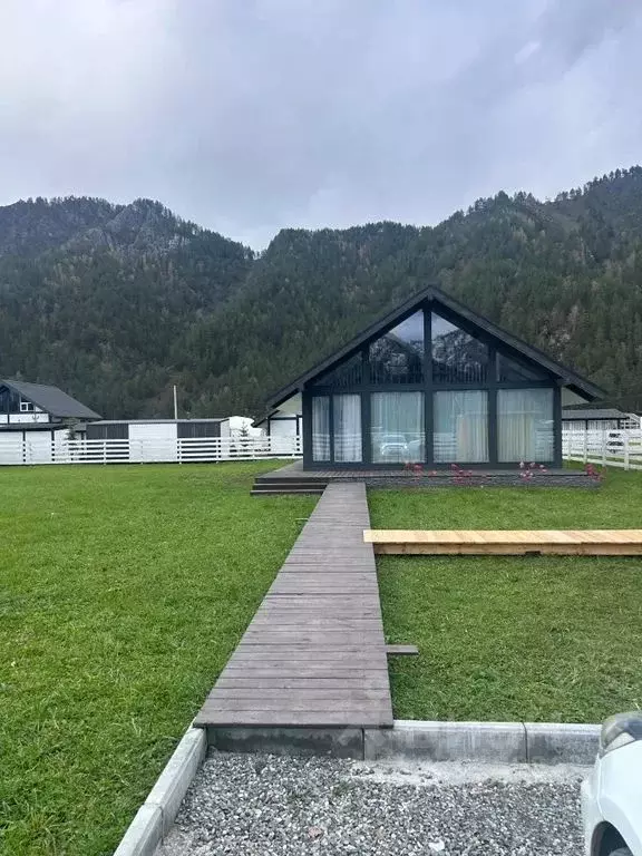 Дом в Алтай, Чемальский район, Узнезинское с/пос, Вилладж Парк Катунь ... - Фото 1