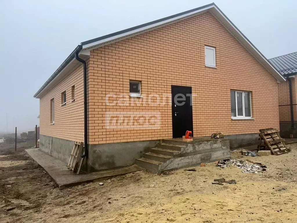 Дом в Калмыкия, Элиста ул. Эрмелинская (140 м) - Фото 0