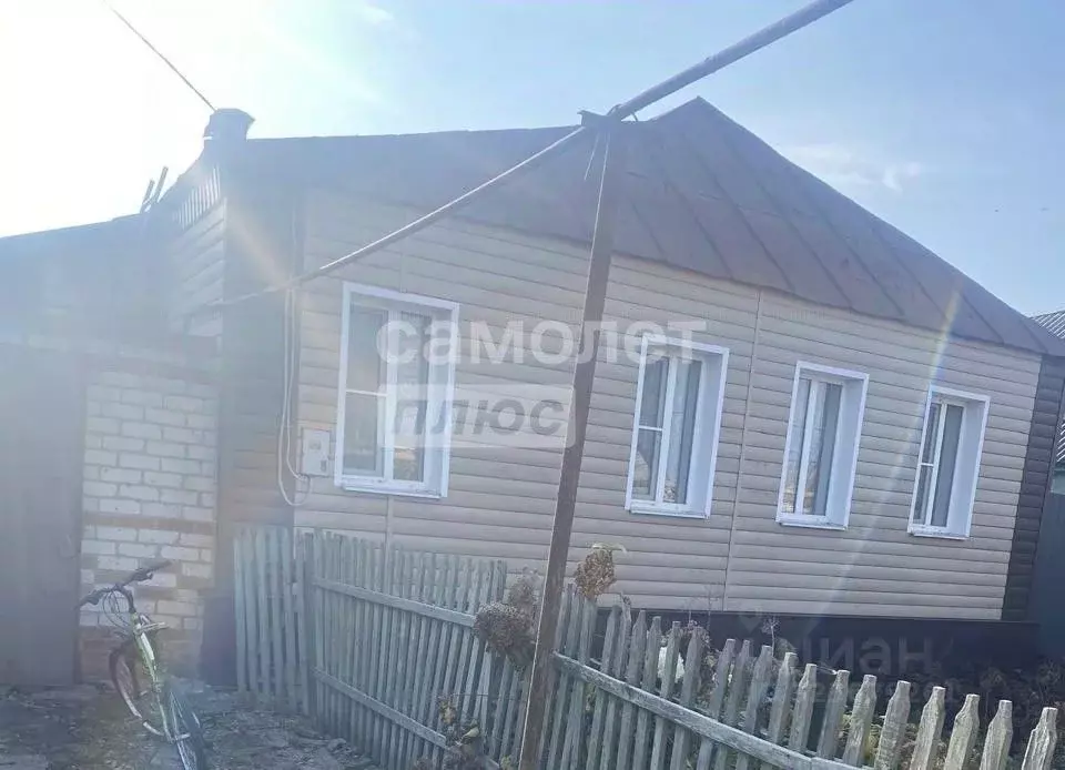 Дом в Курская область, Октябрьский район, Черницынский сельсовет, с. ... - Фото 1