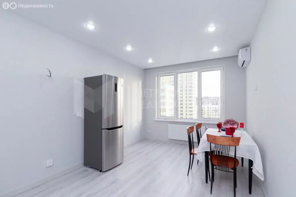 2-комнатная квартира: Тюмень, улица Эльвиры Федоровой, 1 (65 м) - Фото 1