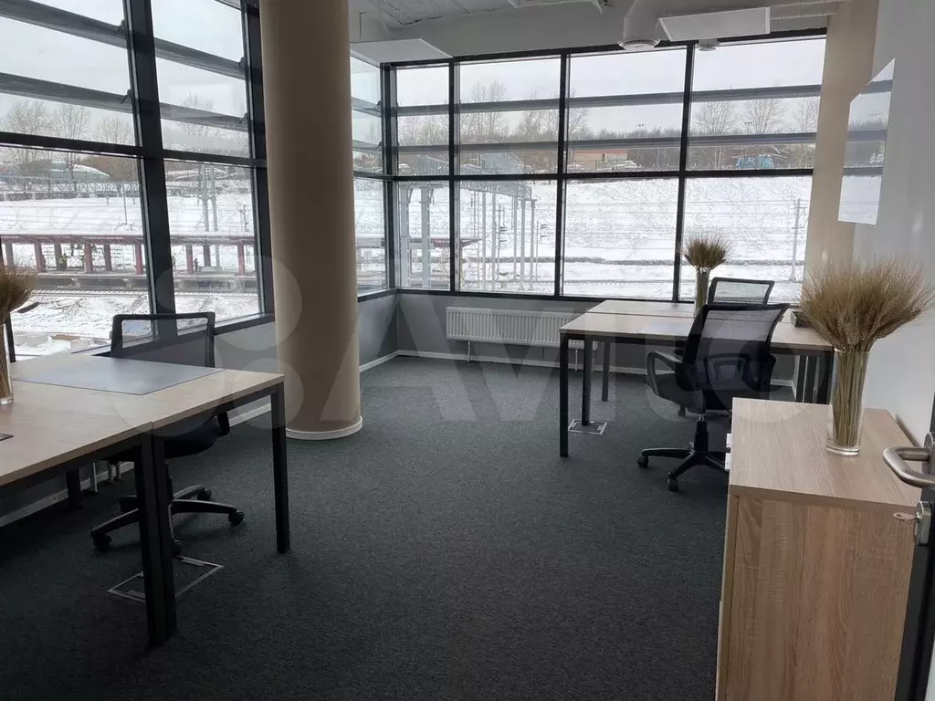 Сдается офис на 4 сотрудника с окном и мебелью - Фото 0