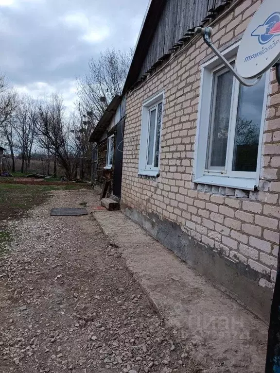 Дом в Саратовская область, Краснокутский район, Логиновское ... - Фото 1