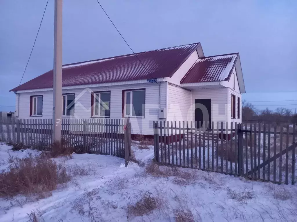 4-к кв. Омская область, Нововаршавка рп ул. Восточная, 12 (74.0 м) - Фото 0