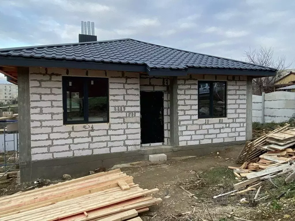 Дом в Севастополь ул. Комбата Красникова (100 м) - Фото 0