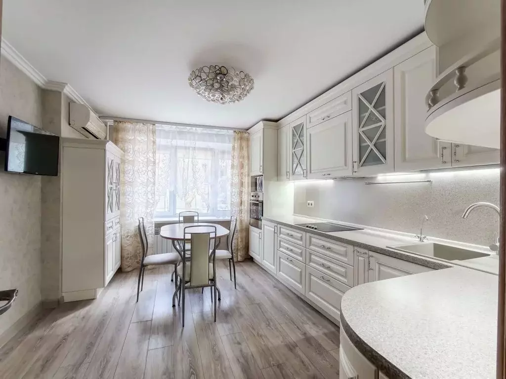 2-к кв. Тюменская область, Тюмень ул. Республики, 10 (60.9 м) - Фото 0