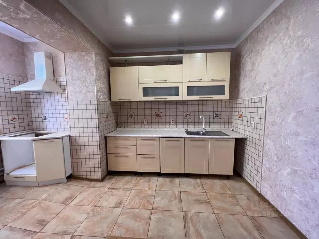 3-к кв. Астраханская область, Астрахань ул. Чкалова, 80к1 (76.5 м) - Фото 0