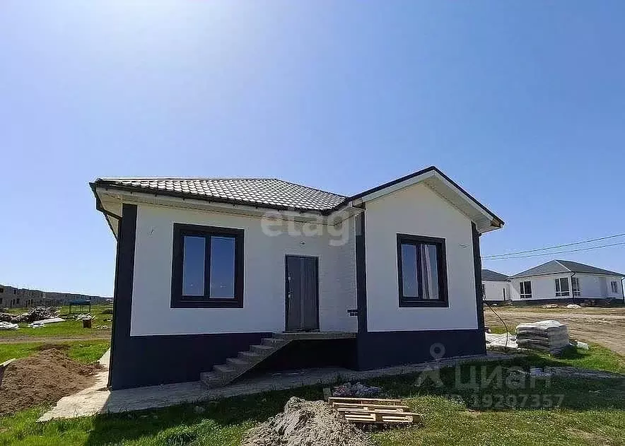 Дом в Краснодарский край, Абинск  (100 м) - Фото 1