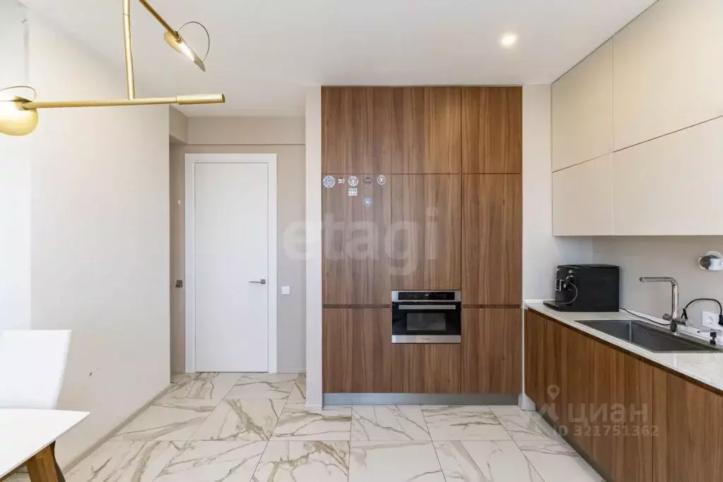 1-к кв. Тюменская область, Тюмень ул. 50 лет Октября, 4 (50.8 м) - Фото 0